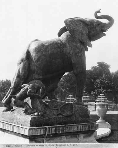 Junger Elefant in einer Falle vor dem ersten Trocadero-Palast, gebaut für die Weltausstellung 1878 von Emmanuel Fremiet